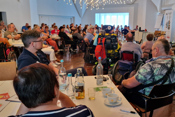 Viele Menschen an Tischen