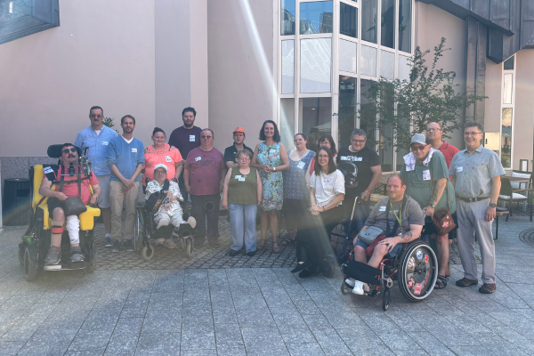 Gruppenfoto: Regional-Sprecher*innen und LAG Selbsthilfe mit Staatssekretärin Kathrin Anklam-Trapp