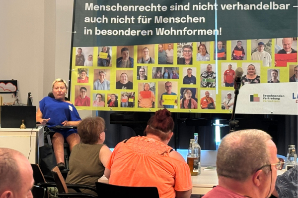 Aktivistin und Peer-Councelorin Jenny Bießmann hält einen Vortrag