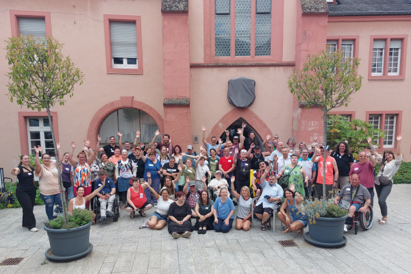 Gruppenfoto: viele Menschen im Innenhof des Erbacher Hofs