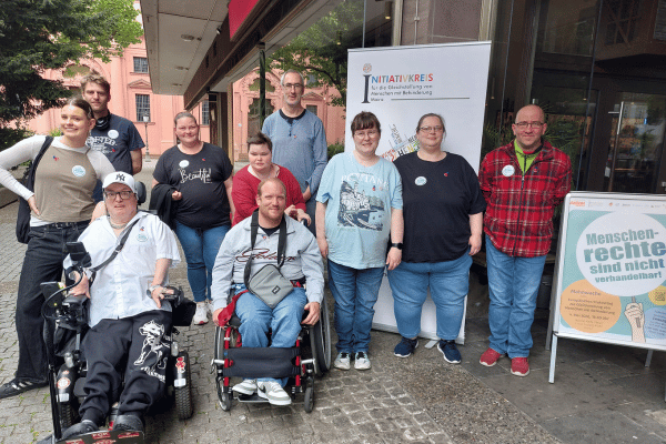 Bewohnenden-Vertretungen und zwei Unterstützungspersonen stehen für ein Gruppenfoto nebeneinander