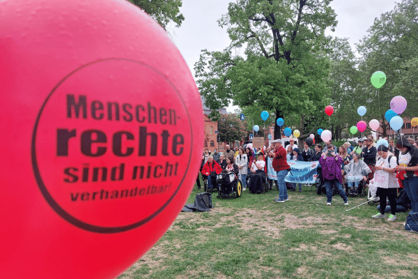 Ein Luftballon mit der Aufschrift 
