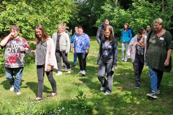 Menschen im Grünen bei einem Rundgang