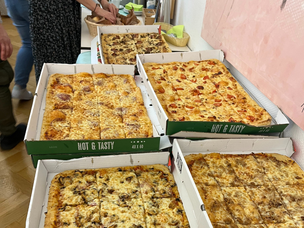 Tisch mit Pizzen in Buffet-Form