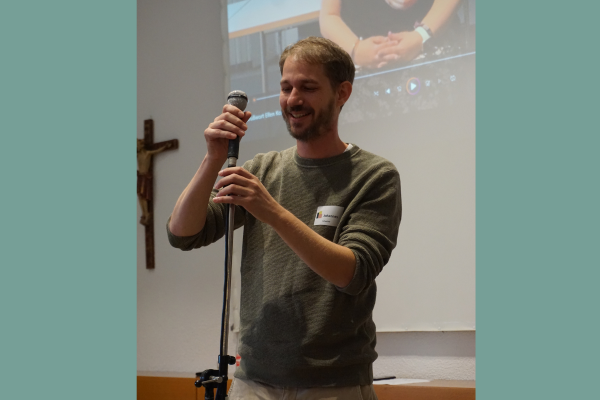 Johannes Schweizer, Geschäftsführer der LAG Selbsthilfe, steht an einem Mikrofon