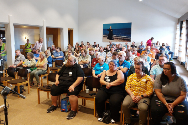 viele Menschen sitzen in einem Konferenzraum