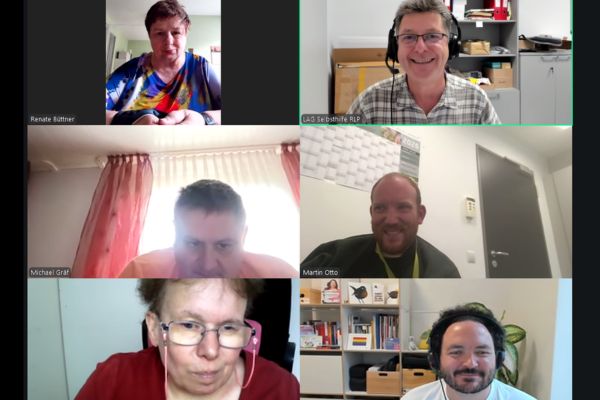 Mehrere Personen in einem Zoom-Meeting