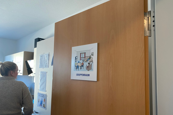 Eine halb geöffnete Tür, auf der 