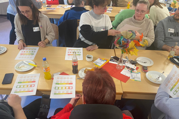 Teilnehmende füllen auf einem Blatt Papier aus, wie es ihnen geht