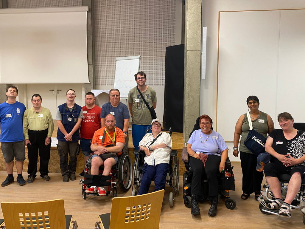 Eine Gruppe von 11 Personen, mehrere davon im Rollstuhl