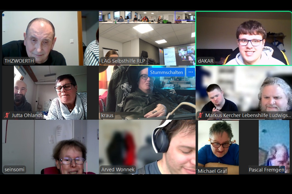 Screenshot eines Zoom-Meetings, auf dem mehrere Personen zu sehen sind