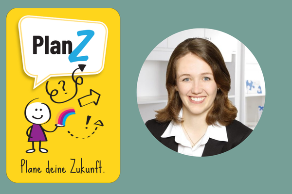 Das Titelbild des Kartenspiels, auf dem steht: Plan Z. Plane deine Zukunft. Daneben ist die Koordinatorin des Projekts zu sehen: Elisa Berg von der LAG Selbsthilfe Bayern
