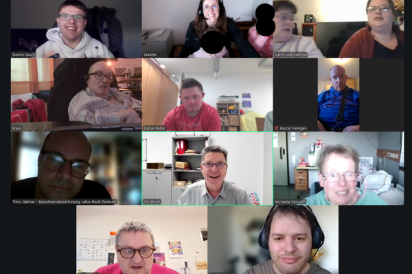 Mehrere lachende Menschen in Zoom-Kacheln