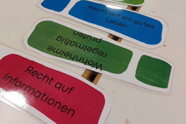 Bunte Blätter, auf denen 