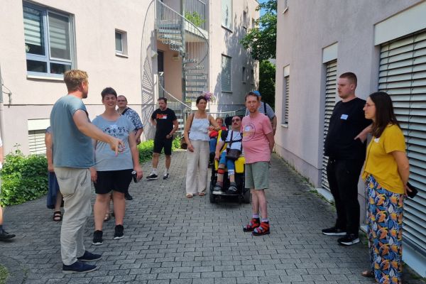 Mehrere Personen draußen bei einer Geländeführung