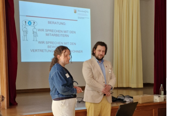 Lena Krebs und Philipp Strauß von der Beratungs- und Prüfbehörde