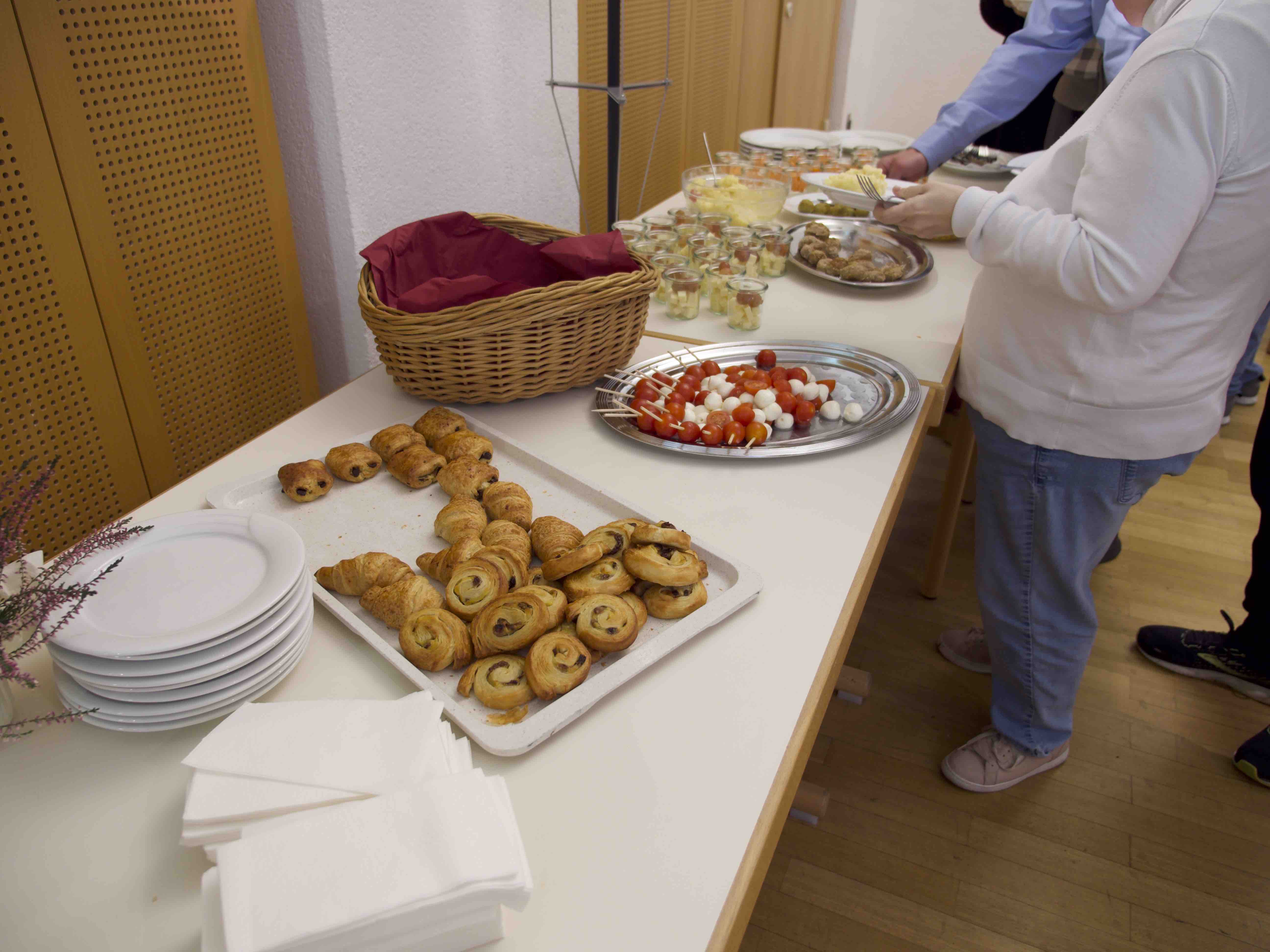 Tisch mit Essen in Buffet-Form